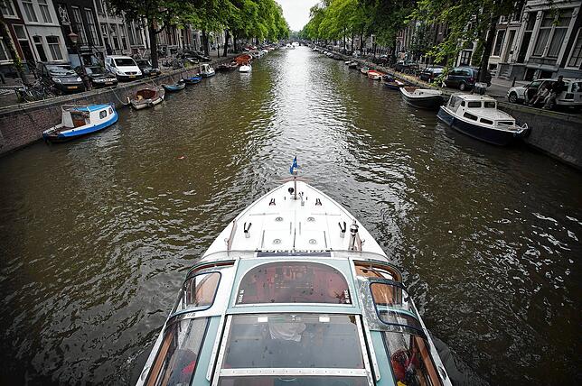 Auf einem Kanal in Amsterdam.