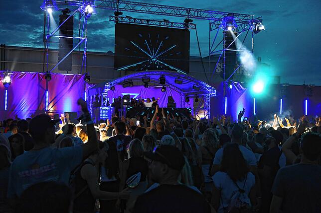 Bild 7: Elektro-Fans versammeln sich am See: Klein Venedig wird am Samstagabend zur Freiluftparty