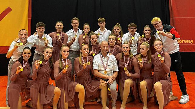 Die Blues Brothers freuen sich über die Goldmedaillen bei der Gym for Life Challenge in Norwegen, dem höchsten europäischen Wettbewerb. ...
