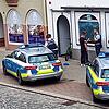 Insgesamt drei Polizeiwagen (hier zwei im Bild) blockieren am Mittwoch, 24. Juli, den Bürgersteig in der Bickenstraße.
