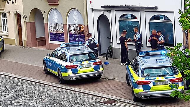 Insgesamt drei Polizeiwagen (hier zwei im Bild) blockieren am Mittwoch, 24. Juli, den Bürgersteig in der Bickenstraße.