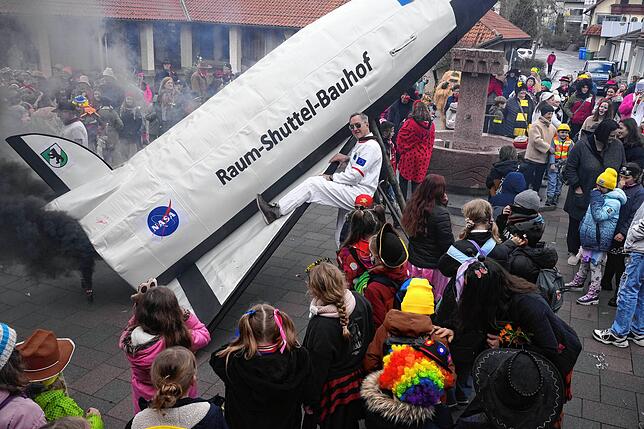 Bürgermister Michael Schmitt versuchte mit dem „Raum-Shuttel-Bauhof“ dem närrischen Treiben auf dem Rathausplatz zu entkommen.