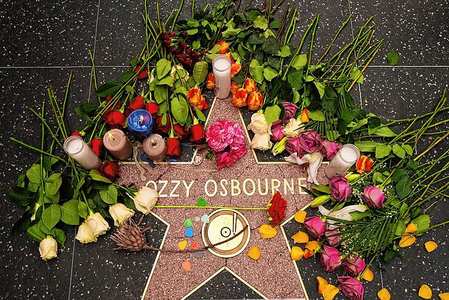 Trauer um Ozzy Osbourne: Blumen liegen um den Stern auf dem Hollywood Walk of Fame.