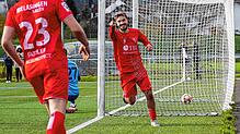 Ball im Tor, Mission erfüllt: Der Rielasinger Nico Kunze (rechts) nach einem Treffer für den 1. FC Rielasingen-Arlen.