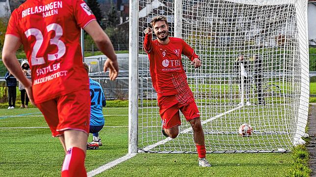 Ball im Tor, Mission erfüllt: Der Rielasinger Nico Kunze (rechts) nach einem Treffer für den 1. FC Rielasingen-Arlen.