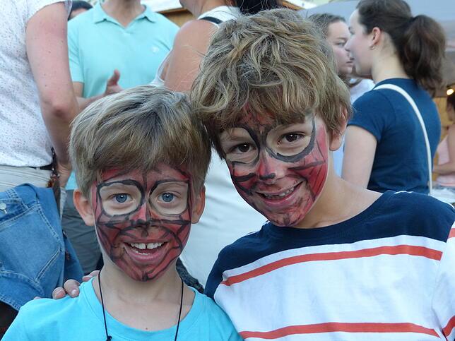 David Roth (links) und Henning Rolfes gingen als Superhelden im Stil von Spider-Man übers Stadtfest.