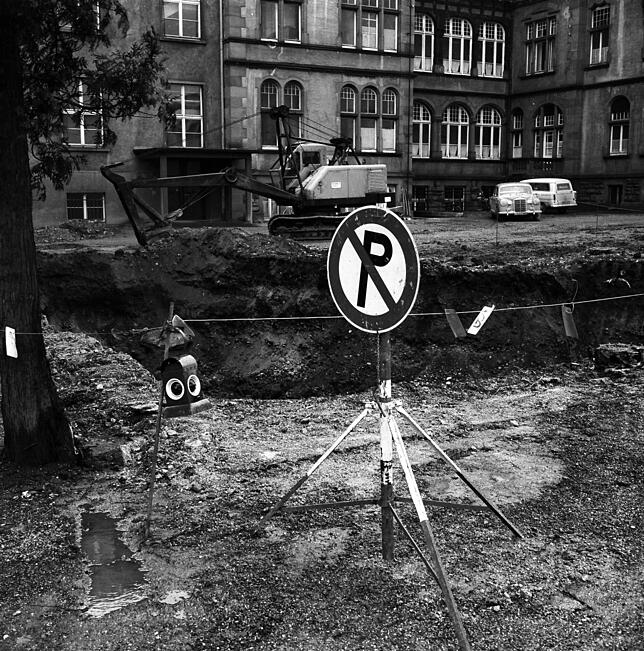 1962: Der erste Bagger steht vor dem Krankenhaus. Dort wird die größte Baugrube für einen neuen Anbau ausgehoben, die man auf der ...