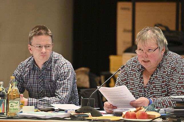 Petra Ohmer (rechts) trägt die Einzelheiten des Haushalts vor. Links daneben sitz Heiko Förstner, Abteilungsleiter Finanzen und Steuern.