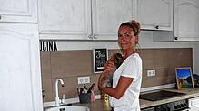 Jasmin Schneider in ihrer Wohnung mit Kaninchen Lotta.