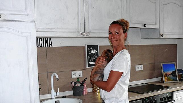 Jasmin Schneider in ihrer Wohnung mit Kaninchen Lotta.