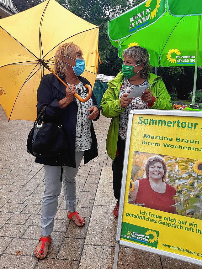 Martina Braun (rechts) im Gespräch mit Beate Berg-Haller.