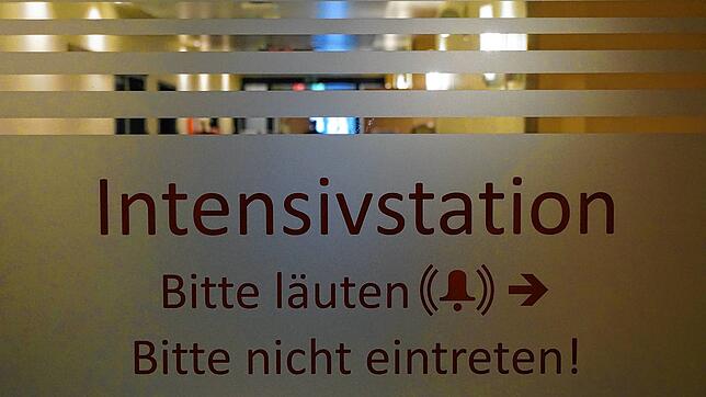 Die Lage auf den Intensivstationen des Gesundheitsverbundes Landkreis Konstanz bleibt weiter angespannt. Auch in Singen arbeiten Pfleger ...