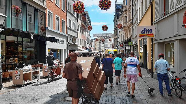 Die Konstanzer Innenstadt ist auch unter der Woche nicht gerade leer: Reges Treiben in der Kanzleistraße an einem Montag im Juli 2021.