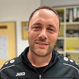 Verbringt im Schnitt 15 Stunden pro Woche auf dem Fußballplatz, um diverse Jugendmannschaften zu trainieren und zu unterstütze: Jérôme ...