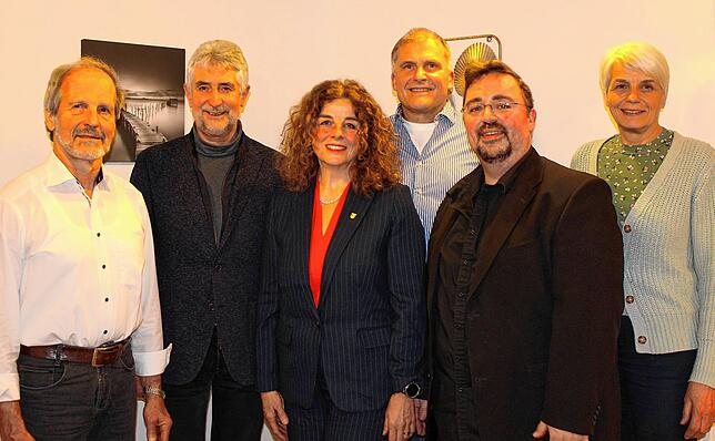 Die Kandidaten der Freien Wähler für den Kreistag (v.l.): Günter Straub, Michael Thater, Martina Meyer, Christoph Schmidt, Stephan ...
