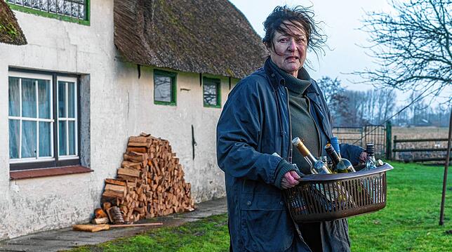 „Die Toten am Meer – Tod an der Klippe“: Nachdem Elisabeth Haller (Charlotte Schwab) einen Mord beobachtet hat, sagt sie der Sucht den ...