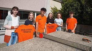 Im vergangenen Sommer hat bereits ein kleines Team einen ersten Entwurf für ein Schul-T-Shirt gemacht und Einzelexemplare hergestellt.