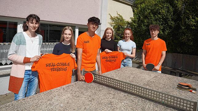 Im vergangenen Sommer hat bereits ein kleines Team einen ersten Entwurf für ein Schul-T-Shirt gemacht und Einzelexemplare hergestellt.