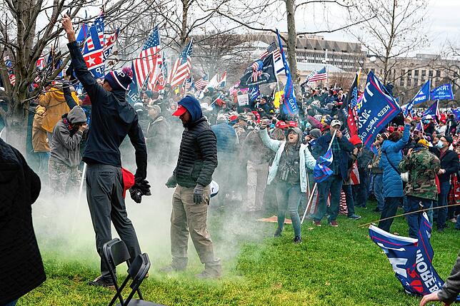 Anhänger von US-Präsident Trump protestieren vor dem Kapitol, während die Polizei Tränengas einsetzt.