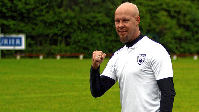 Daniel Schmid, Trainer des SC Markdorf, ballt die Faust, nachdem sein Team den SC Pfullendorf II 4:0 besiegt hatte.