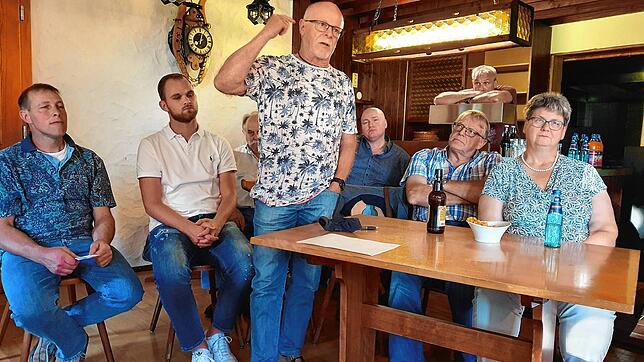 Hans-Peter Joos (stehend) aus Nordstetten erhebt seine Stimme. Die Ortsdurchfahrt sei zu schmal für die Anbindungspläne des ...