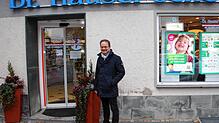 Markus Meder vor der Hauser&lsquo;schen Apotheke. Schweren Herzens wird er diese zum 1. Januar schließen; das Team wird künftig in der ...