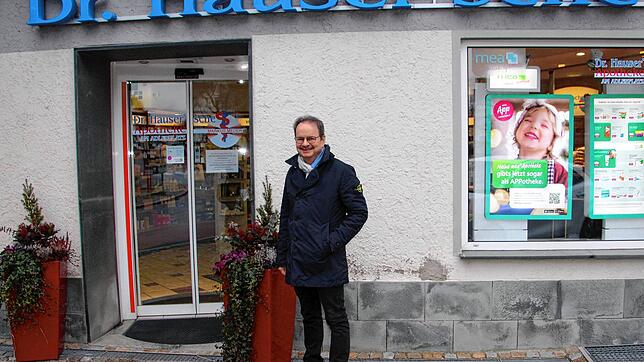 Markus Meder vor der Hauser&lsquo;schen Apotheke. Schweren Herzens wird er diese zum 1. Januar schließen; das Team wird künftig in der ...