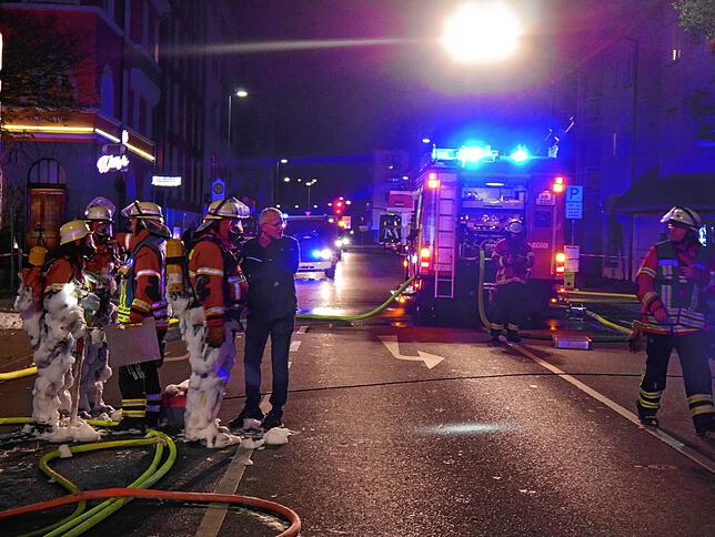 Bild 3: Großeinsatz in der Kreuzensteinstraße: Neun Menschen verletzt, Gebäude evakuiert