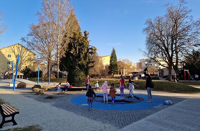 Die Trampolinflächen im Irmapark sind immer stark frequentiert und lassen die Kinder bis hoch in die Luft springen.