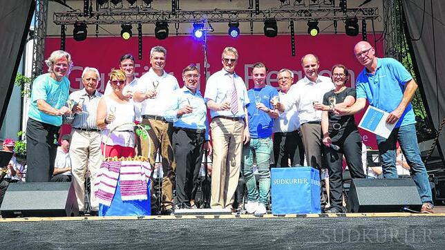 Auf ein glückliches, friedliches Stadtfest stoßen die Organisatoren und Sponsoren mit einem Glas Sekt an. Zuvor hatten der Leiter der ...