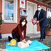 Johanna Ziegler von der Björn Steiger Stiftung demonstriert an einer Puppe die Herz-Druck-Massage. Bürgermeister Patrick Krauss reicht ...