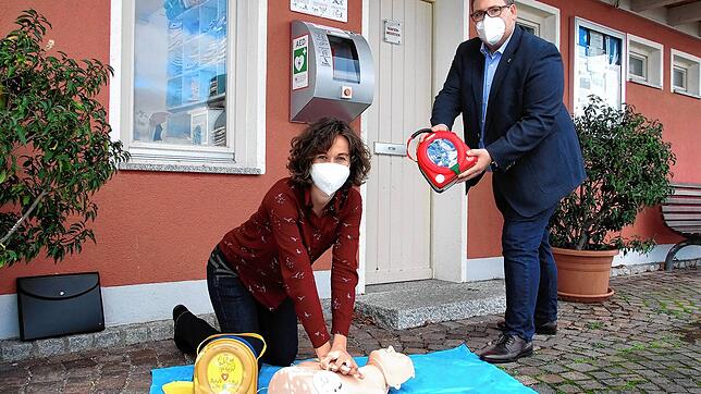 Johanna Ziegler von der Björn Steiger Stiftung demonstriert an einer Puppe die Herz-Druck-Massage. Bürgermeister Patrick Krauss reicht ...