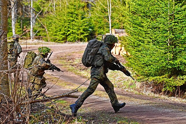 Tarnen und anschleichen: Donaueschinger Jäger zeigen im Weißwald bei Tannheim im Aoril 2021, wie sie im Ernstfall durchs Unterholz ...