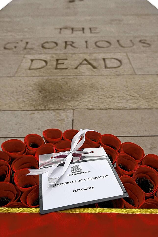 Eine Botschaft der Queen an einem Kranz, der am Londoner Kenotaph niedergelegt wurde.