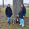 Annabell Schaal mit Honda und Maria Bennardo mit Mila unterwegs im Hausener Aachried. Ihre Hunde sind American Staffordshire ...