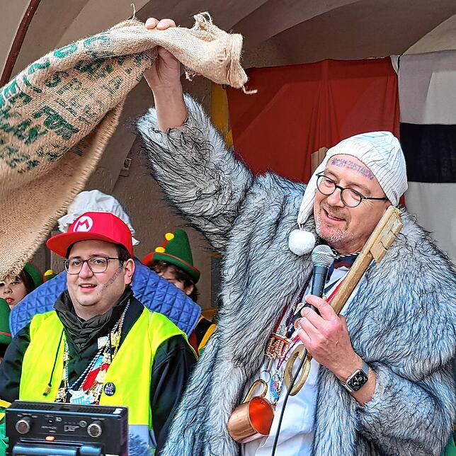 Oberbürgermeister Uli Burchardt (rechts) gibt sich „Super Mario“ Böhler (links), dem Narrenzunft-Präsidenten der Niederburg, ...