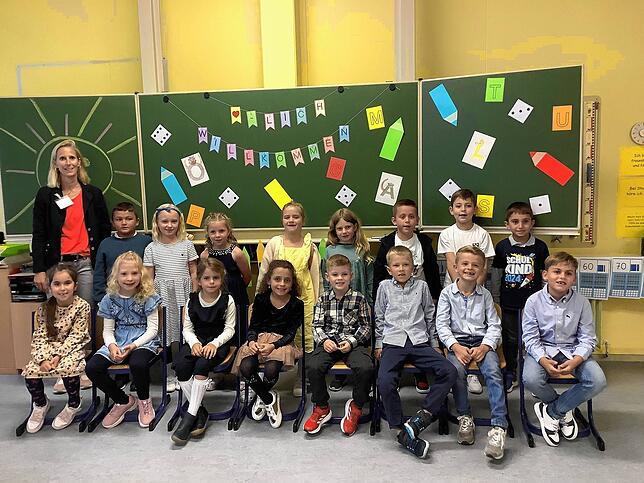 So sehen freudige Erstklässler aus: Die Schülerinnen und Schüler der Klasse 1a der Sonnenrainschule in Radolfzell strahlen mit ...