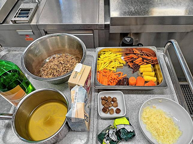 Hier sind die Zutaten für die Maronensuppe und die Retrokarotten zu sehen.