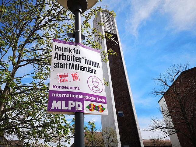 Kleine Partei, viele Plakate: Die Marxistisch Leninistische Partei Deutschlands (MLPD) hat viele Plakate aufgehängt, so wie hier vor der ...