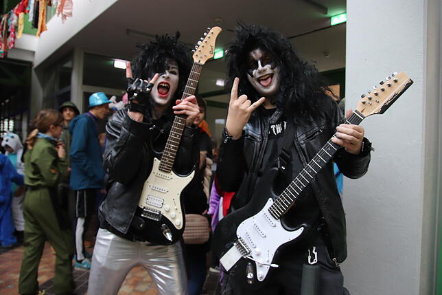Kiss! Starke Verkleidung an der Realschule.