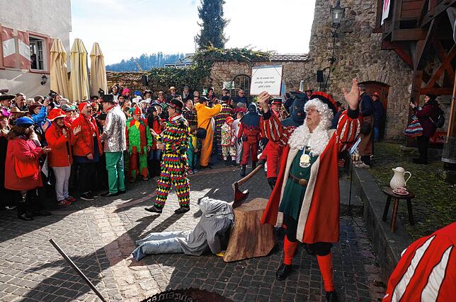 Kein Narrengericht: Das Spektakel beim Tiengener Storchenturm ist historisch verbürgter Kern der Tiengener Fasnacht, dieses Jahr kommt ...