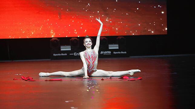 Bild 19: Spektakuläre Auftritte &ndash; Fotos der sportlichen Akteure bei der Turngala in der Schänzlehalle