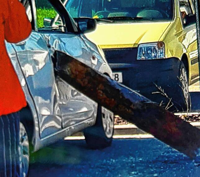 Die Aufnahme zeigt, wie groß das auf den Parkplatz geschleuderte Trümmerteil war. Das Bild wird der Redaktion nach dem Unglück zugespielt.