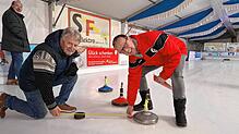 Beim Eisstocken kommt es bei knappen Entscheidungen auf Zentimeter an. Klaus Schmidt (links) und Harald Renger nehmen deshalb beim ...