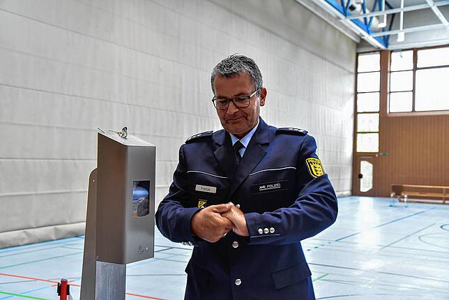 Frank Faras, Öffentlichkeitsreferent an der Hochschule für Polizei, demonstriert: Hände desinfizieren ist Pflicht.