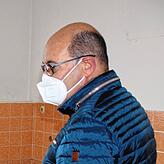 Carlos Horta beim Rundgang durch die neue Wohnung für die Familie.