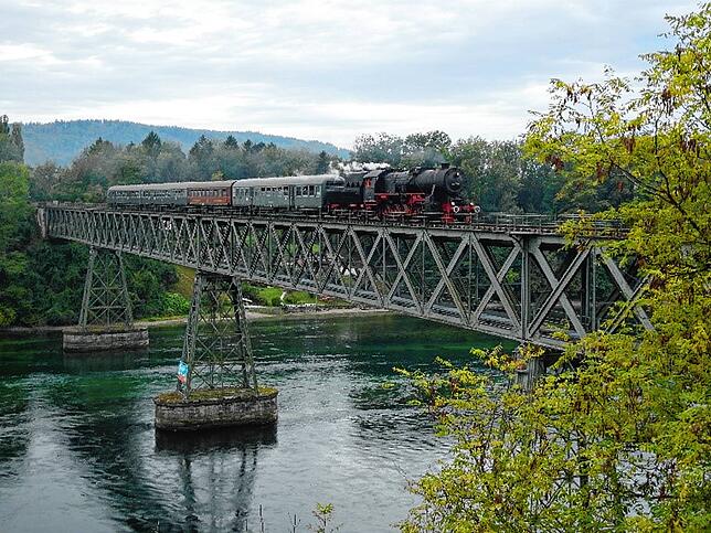 Ein Höhepunkt der Dampfzugfahrt ist die Rheinüberquerung auf der historischen Eisenbahnbrücke.