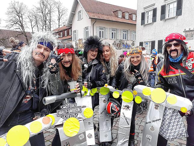 Auch ein Harley-Davidson-Gang hat sich unter die Narren gemischt.