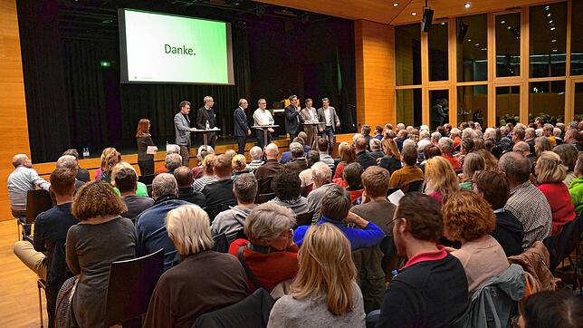 Das Kultur|O in Owingen ist voll besetzt, als Regionalverbandsdirektor Wolfgang Heine und Vertreter des Landratsamts zum ...