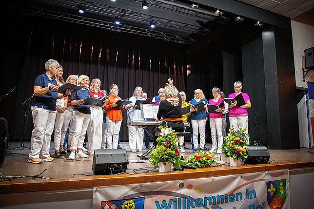 Der Essarter Chor unter Leitung von Barbara Mohm-Löhle trat bei der offiziellen 30-Jahres-Feier in diesem Sommer in Les Essarts auf.